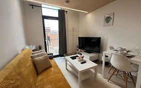 Modern 1-Bed Duplex+Balcony
